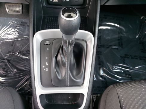 Used 2022 Hyundai Venue SE image 26