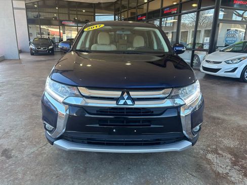 Used 2017 Mitsubishi Outlander SE image 2