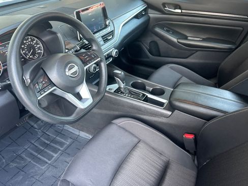 Used 2025 Nissan Altima 2.5 SV FWD image 11