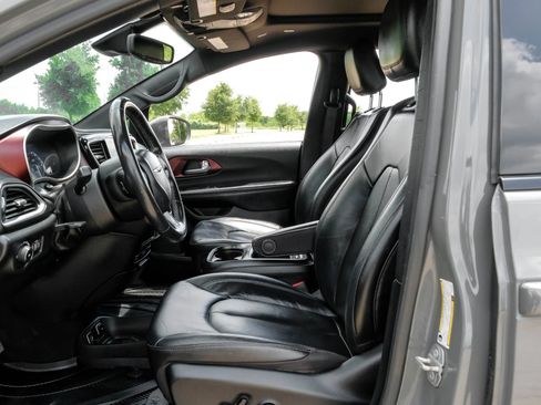 Used 2020 Chrysler Pacifica Touring-L FWD image 4