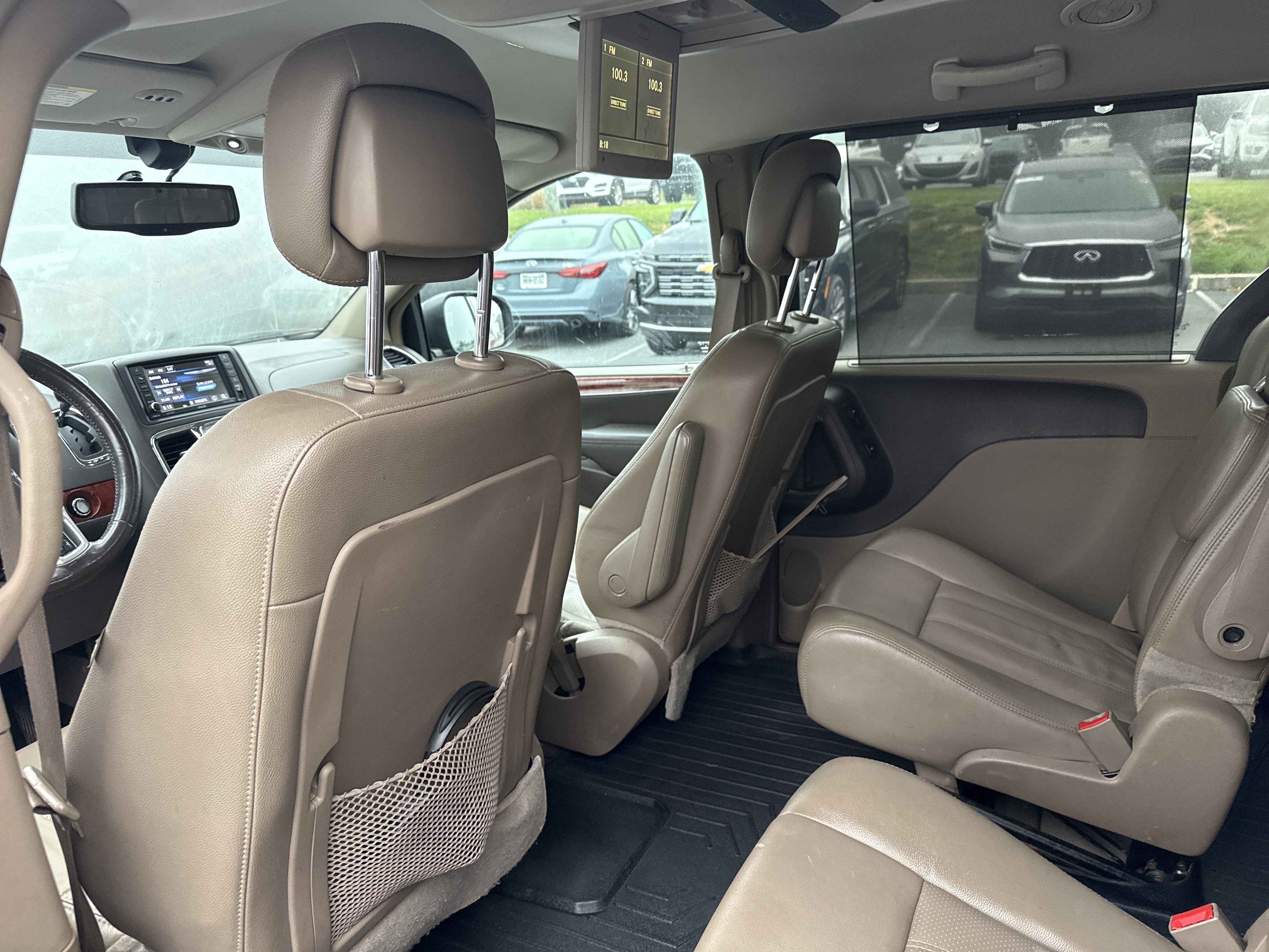 Used 2014 Chrysler Town & Country Touring-L w/ Driver Convenience Group FWD image 14