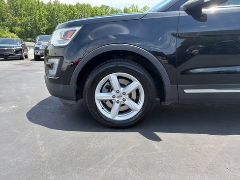 Used 2017 Ford Explorer XLT w/ Equipment Group 202A AWD/4WD image 29