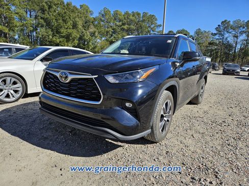 Used 2023 Toyota Highlander XLE image 2