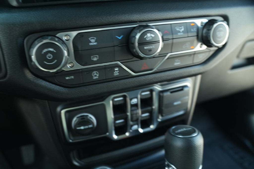 New 2026 Jeep Gladiator Sport w/ Dual Top Group AWD/4WD image 32