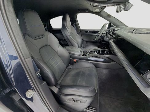 Certified 2025 Porsche Cayenne Turbo GT image 30