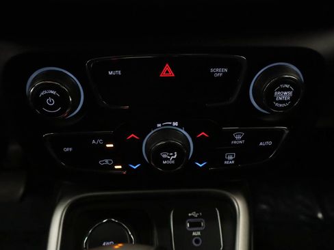 Used 2020 Jeep Compass Latitude w/ Cold Weather Group AWD/4WD image 11
