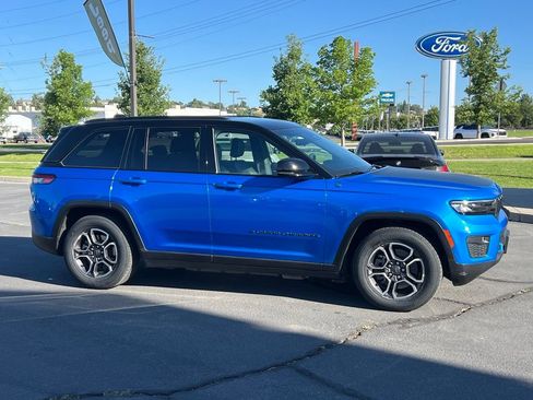 Used 2022 Jeep Grand Cherokee Trailhawk w/ Advanced Protech Group II AWD/4WD image 6