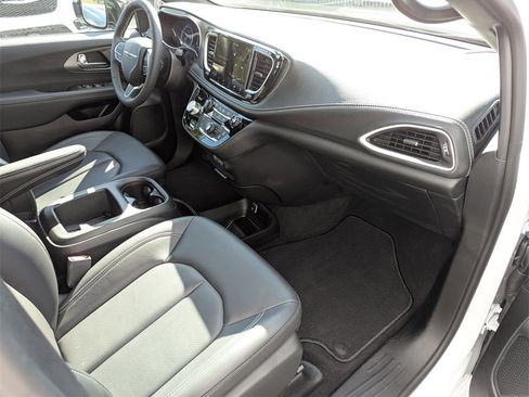 New 2025 Chrysler Pacifica Select image 36