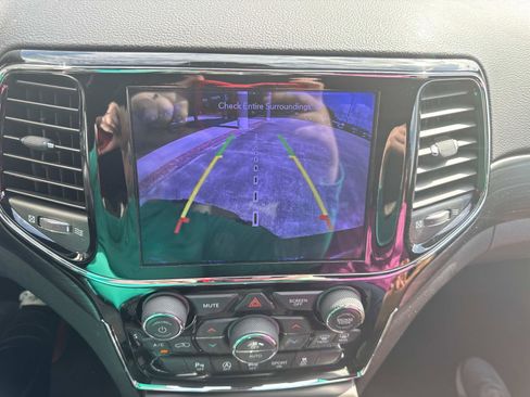 Used 2021 Jeep Grand Cherokee Laredo X image 25