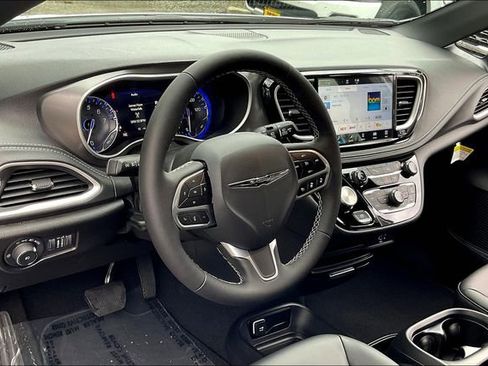 New 2026 Chrysler Pacifica Select image 7