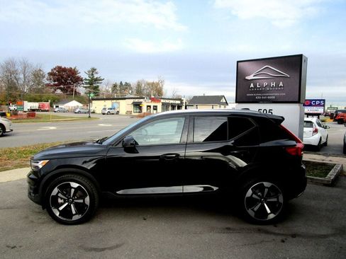 Used 2020 Volvo XC40 T5 Momentum w/ Protection Package Premier image 12