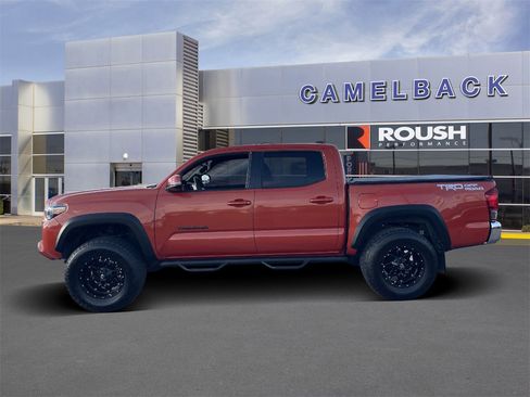 Used 2017 Toyota Tacoma TRD Off-Road image 2