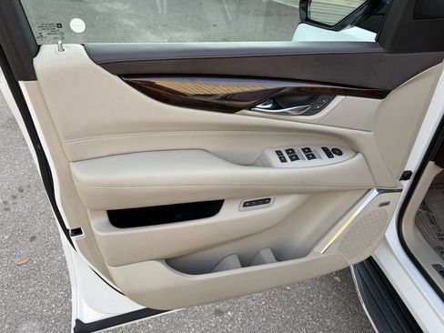 Used 2016 Cadillac Escalade Luxury image 13