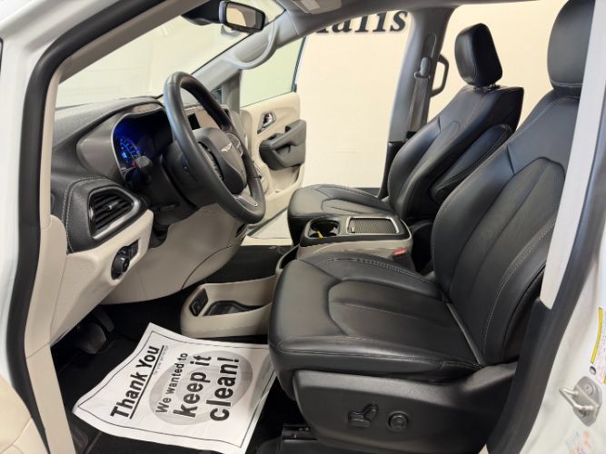 Used 2024 Chrysler Pacifica Limited FWD image 9