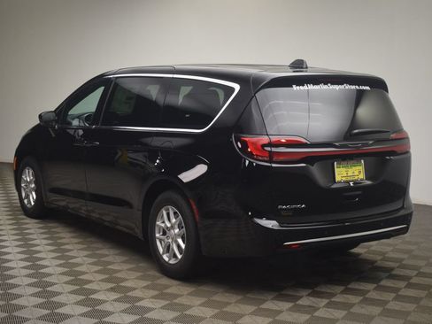 New 2027 Chrysler Pacifica Select FWD image 11