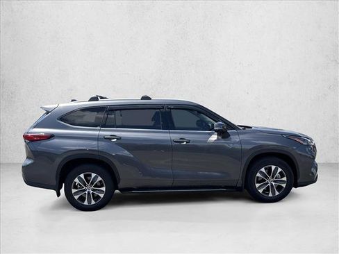 Used 2022 Toyota Highlander XLE AWD/4WD image 4