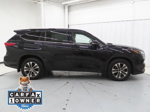 Used 2022 Toyota Highlander XLE AWD/4WD image 2
