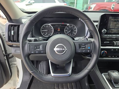 Used 2025 Nissan Pathfinder SV image 10