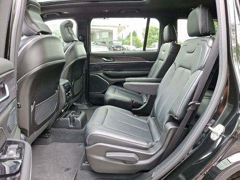 Used 2024 Jeep Grand Cherokee L Overland w/ Luxury Tech Group IV AWD/4WD image 11