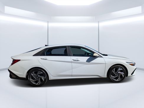 Certified 2024 Hyundai Elantra Limited image 2