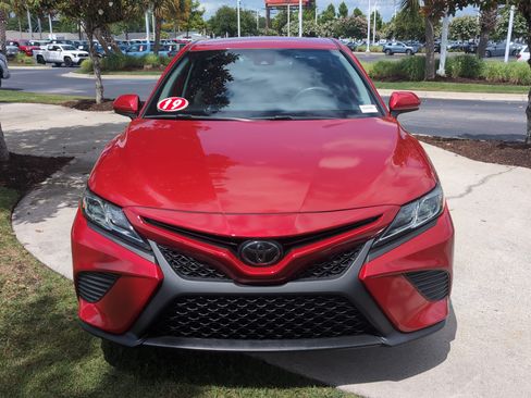 Used 2019 Toyota Camry SE FWD image 3