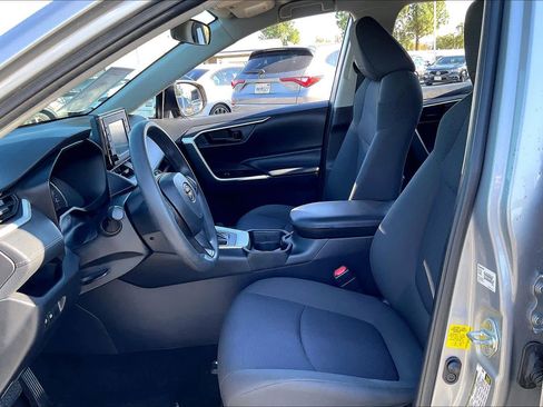 Used 2019 Toyota RAV4 LE w/ Carpet Mat Package image 25