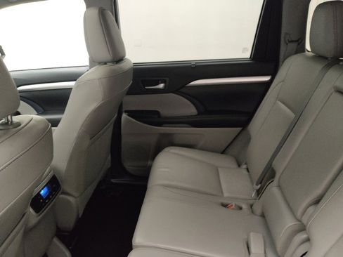 Used 2019 Toyota Highlander XLE AWD/4WD image 18