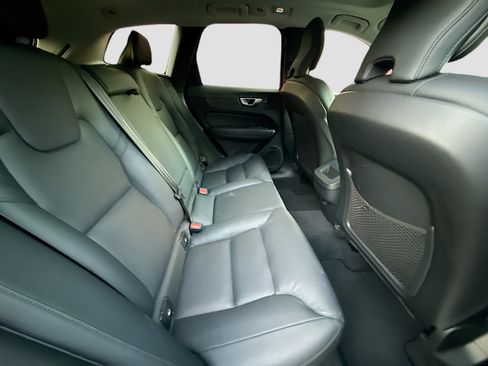 Used 2024 Volvo XC60 B5 Plus image 27
