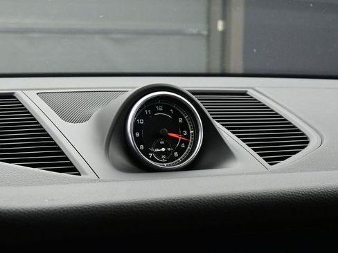 Certified 2021 Porsche Macan image 12