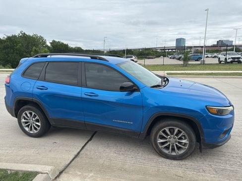 Used 2022 Jeep Cherokee Latitude Lux FWD image 3