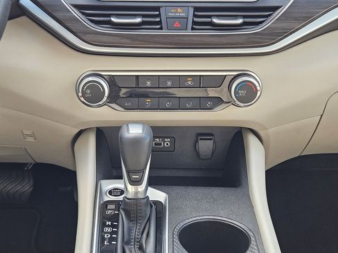 Used 2025 Nissan Altima 2.5 SV image 13