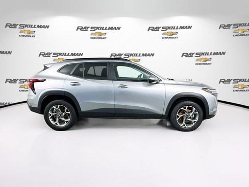 Used 2025 Chevrolet Trax LT FWD image 8