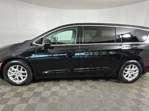 Used 2024 Chrysler Pacifica Touring-L FWD image 5