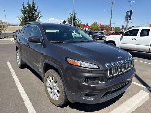 Used 2016 Jeep Cherokee Latitude w/ Cold Weather Group AWD/4WD image 3
