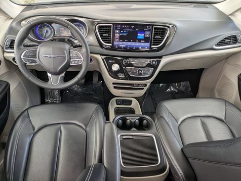 Used 2023 Chrysler Pacifica Touring-L FWD image 19