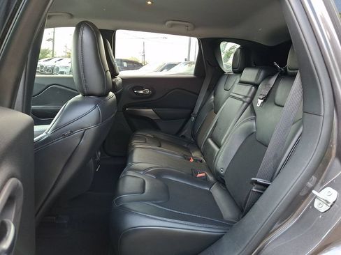 Used 2019 Jeep Cherokee Latitude Plus FWD image 17