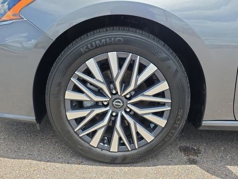 Used 2025 Nissan Altima 2.5 SV FWD image 9