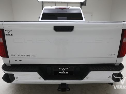 Used 2025 Chevrolet Silverado 3500 LTZ w/ LTZ Plus Package AWD/4WD image 4