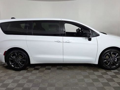 New 2026 Chrysler Pacifica Select image 8