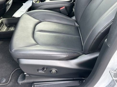 Used 2026 Chrysler Pacifica Select image 10