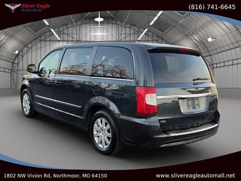 Used 2014 Chrysler Town & Country Touring image 3