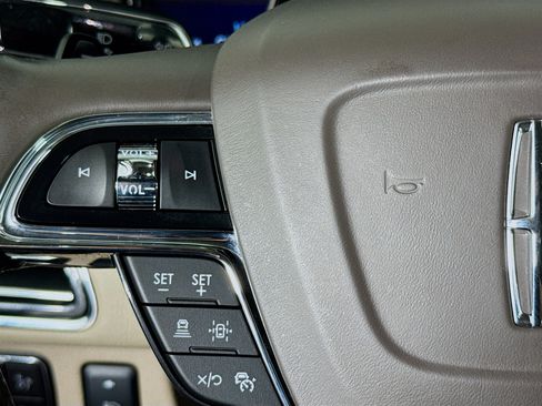Used 2024 Lincoln Navigator Premiere AWD/4WD image 11