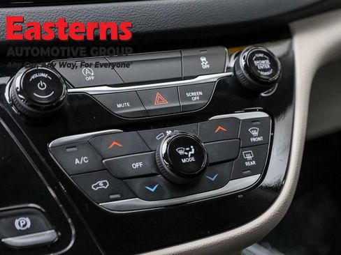 Used 2024 Chrysler Voyager LX image 20