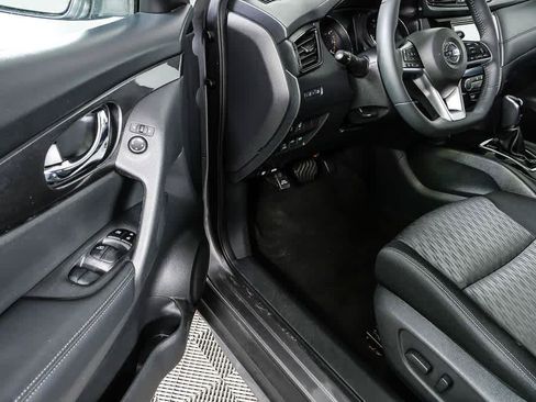 Used 2017 Nissan Rogue SV AWD/4WD image 7