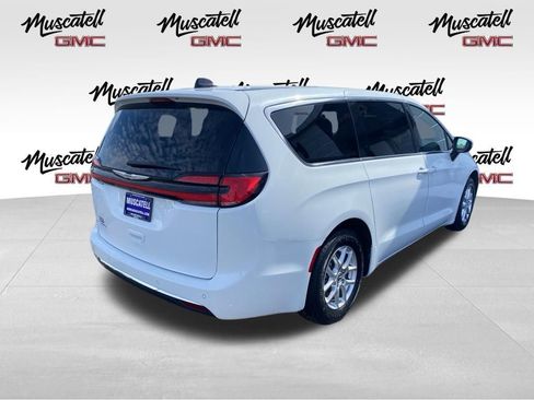 Used 2023 Chrysler Pacifica Touring-L image 5