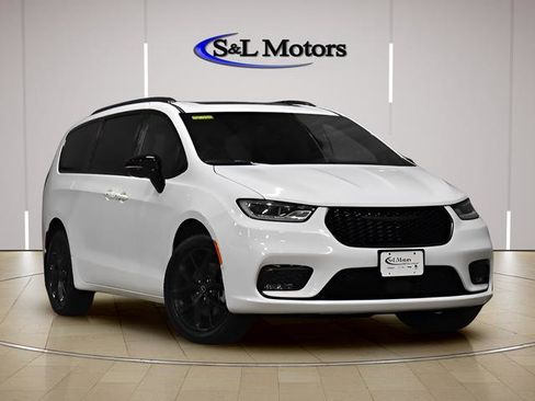 New 2026 Chrysler Pacifica Limited w/ S Appearance Package AWD/4WD image 1