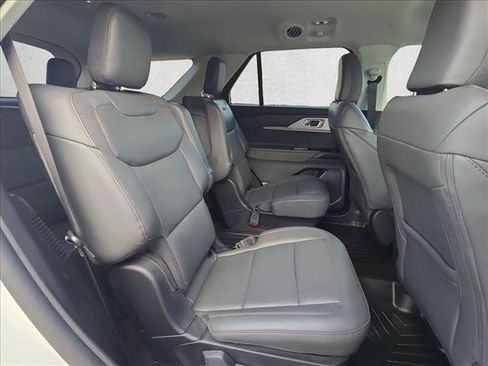 Used 2025 Ford Explorer Active w/ Active Comfort Package RWD image 18