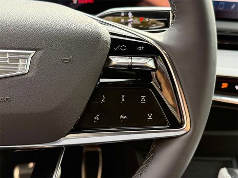 Used 2025 Cadillac Optiq Luxury 1 image 30