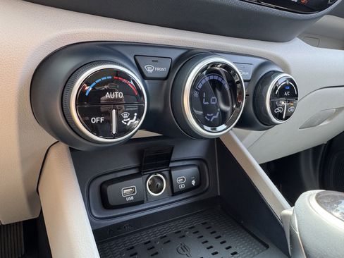 New 2025 Hyundai Venue Limited image 36