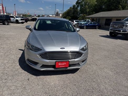 Used 2017 Ford Fusion SE w/ Fusion SE Technology Package image 2
